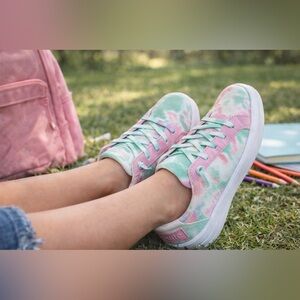 NEW Hey Dude Girls Tie-Dye Sneakers – Size 4 – NEW in Box